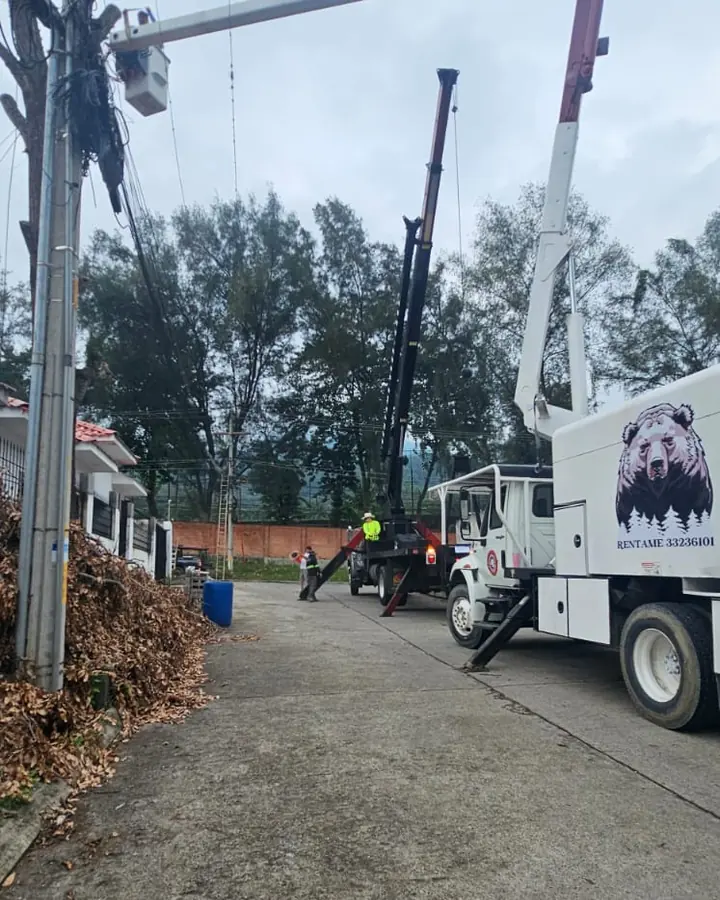 Trabajo en un poste de alumbrado público con dos camiones canasta